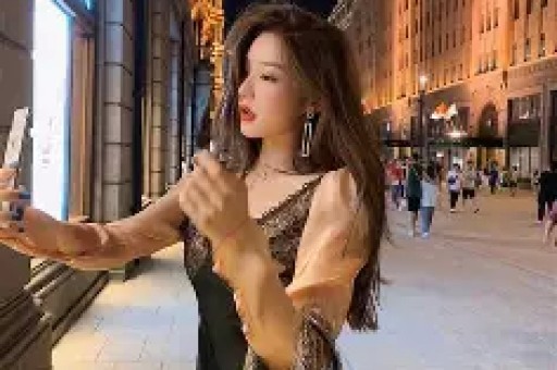 高速赶下车、洗衣服接口水、跪地服务当这些明星的员工太难了！