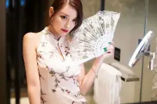 75岁的刘晓庆与网红王婆同台全程冷脸少互动被质疑是耍大牌！