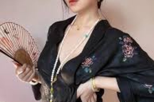 10年前那个放弃百万年薪回国当村官的秦玥飞现状如何？